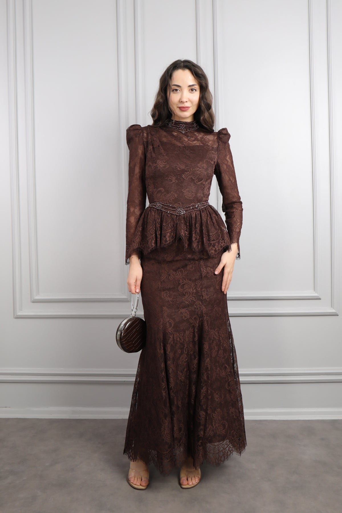 طقم دانتيل خناقي بتطريزات خرزية عالياقة والخصر باكمام شفافة -بني