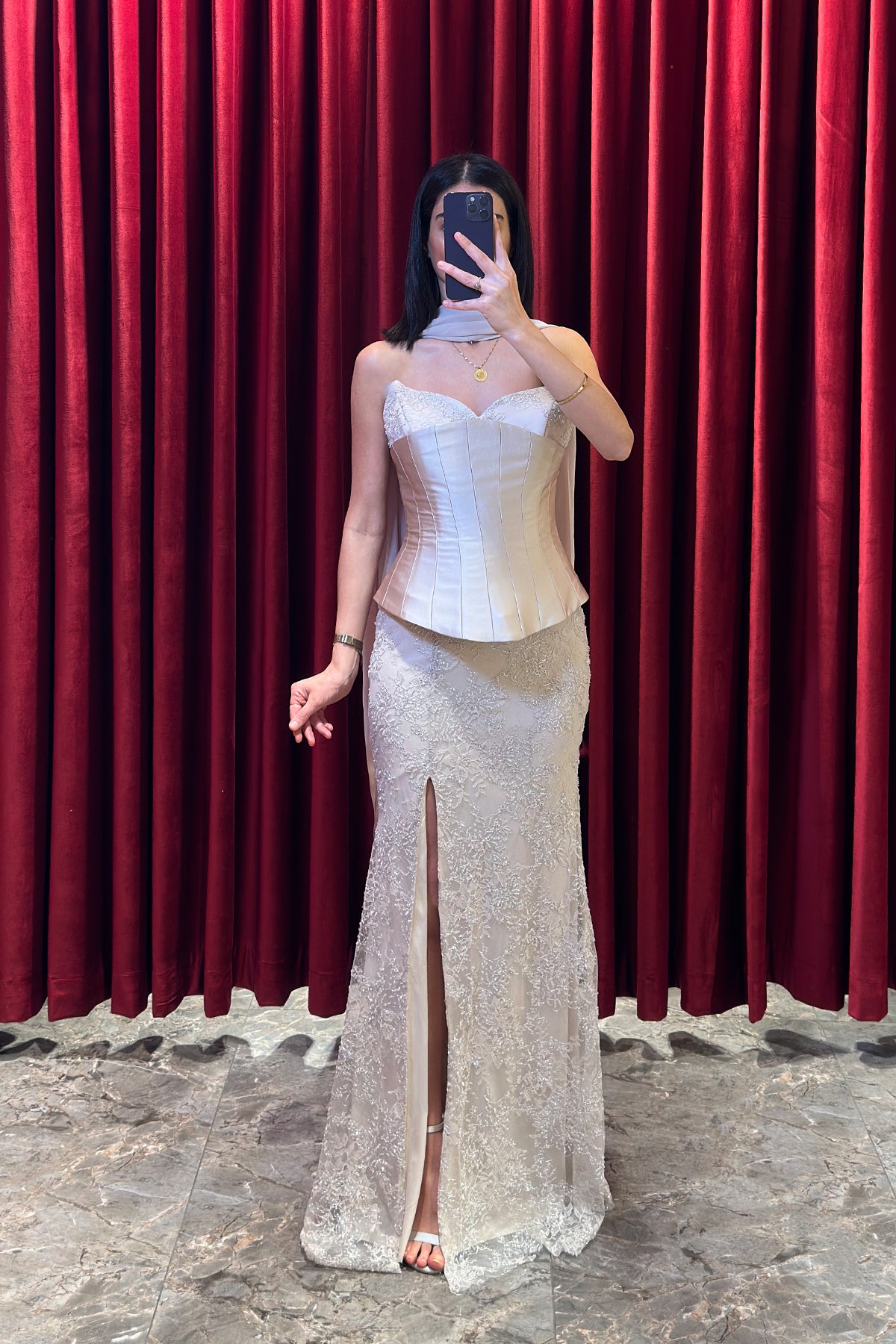 فستان سهرة سترابلس بتطريزات لامعة وتصميم كورسيه مع شال -بيج