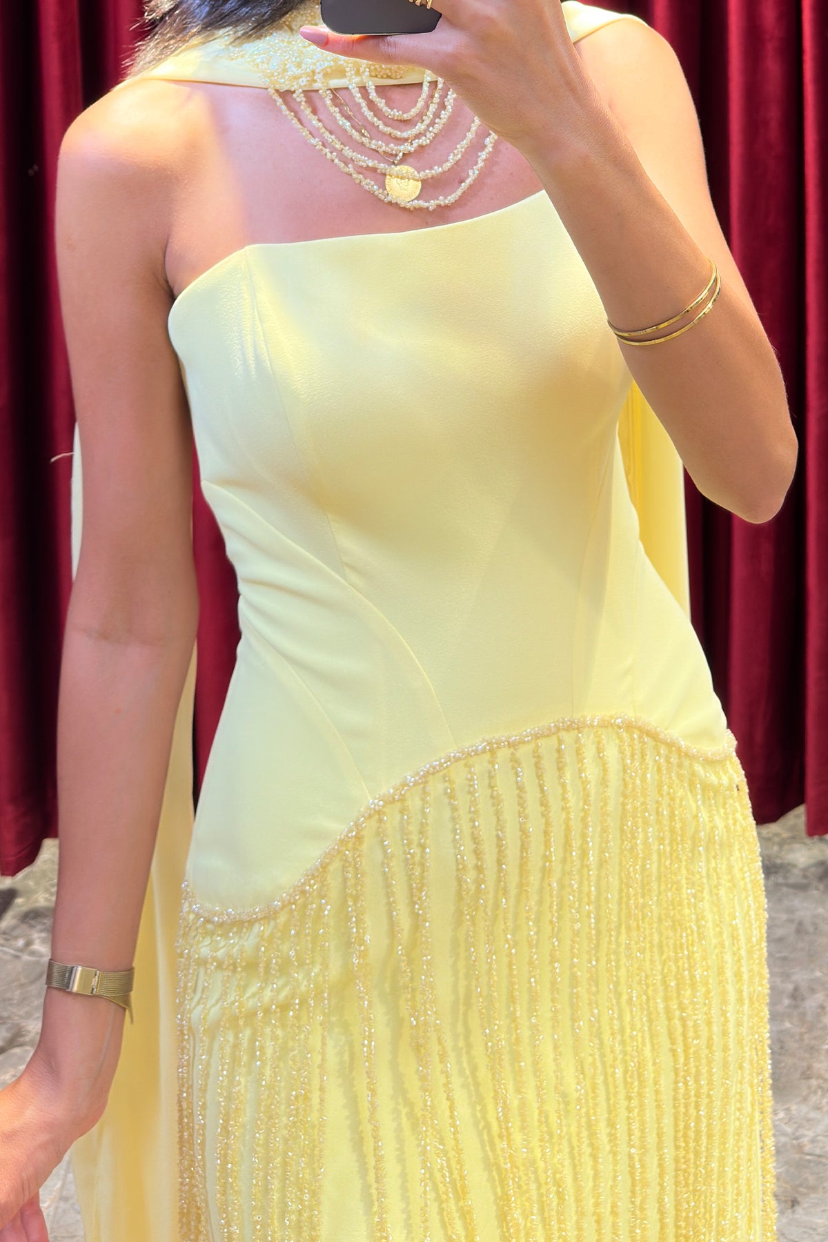 فستان سهرة سترابلس بتصميم شلالات خرزية مع سكارف -اصفر