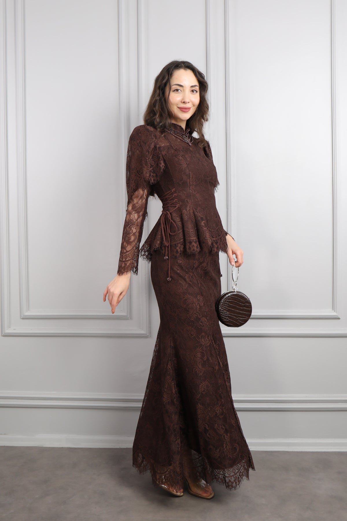 طقم دانتيل خناقي بتطريزات خرزية واكمام شفافة -بني