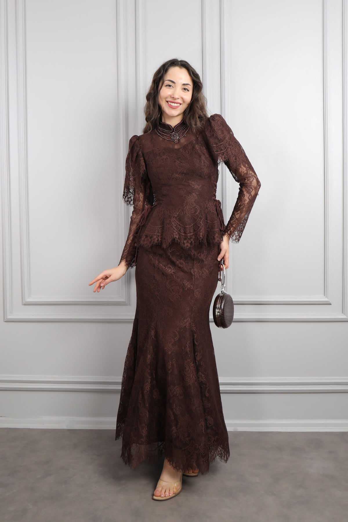 طقم دانتيل خناقي بتطريزات خرزية واكمام شفافة -بني