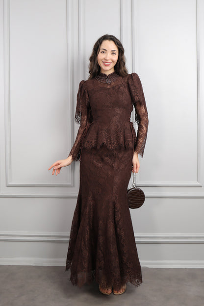 طقم دانتيل خناقي بتطريزات خرزية واكمام شفافة -بني