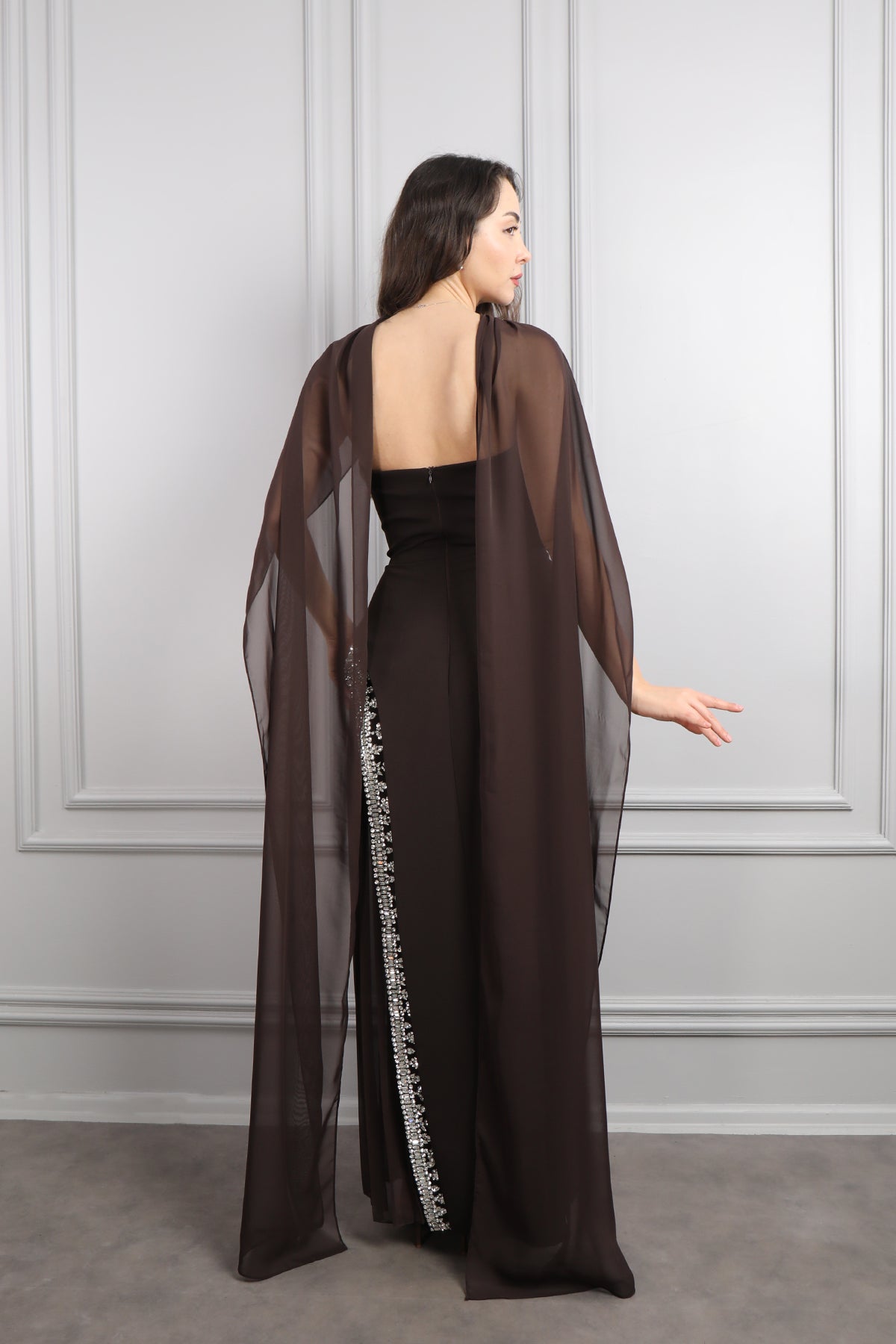 فستان سهرة سترابلس بتطريزات كريستالية و وشاح في العنق -بني