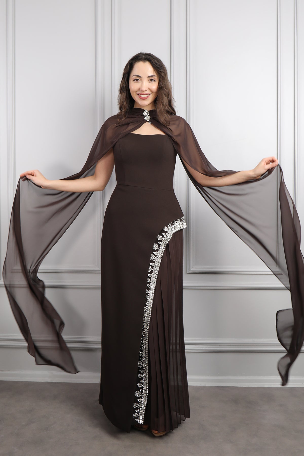 فستان سهرة سترابلس بتطريزات كريستالية و وشاح في العنق -بني