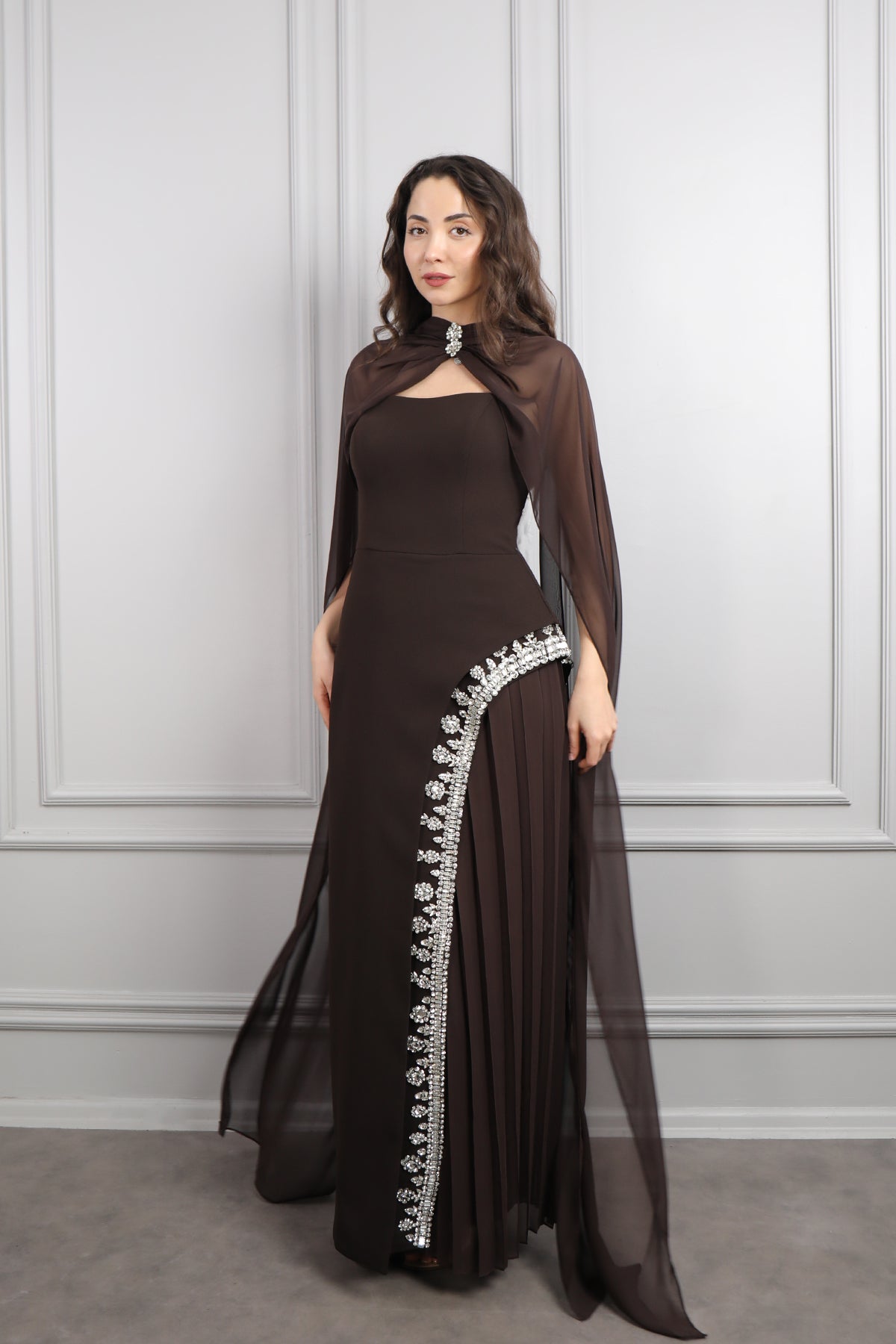 فستان سهرة سترابلس بتطريزات كريستالية و وشاح في العنق -بني