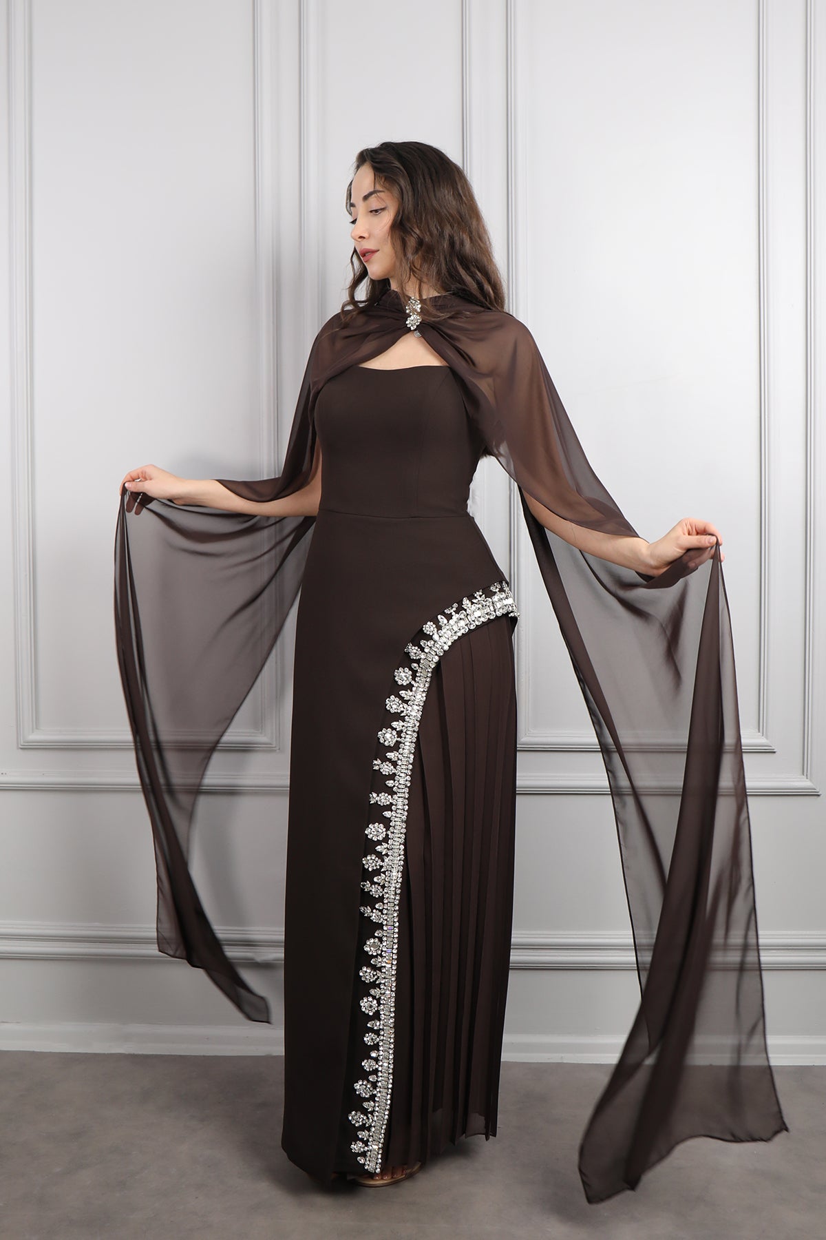 فستان سهرة سترابلس بتطريزات كريستالية و وشاح في العنق -بني