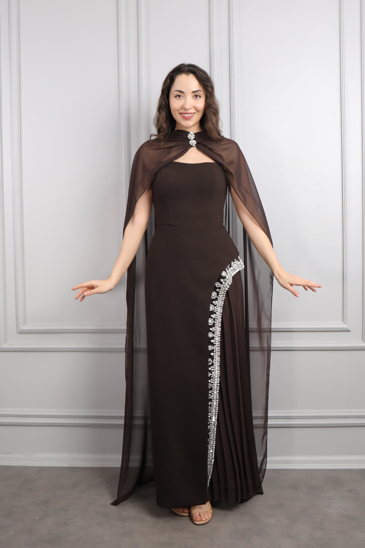 فستان سهرة سترابلس بتطريزات كريستالية و وشاح في العنق -بني