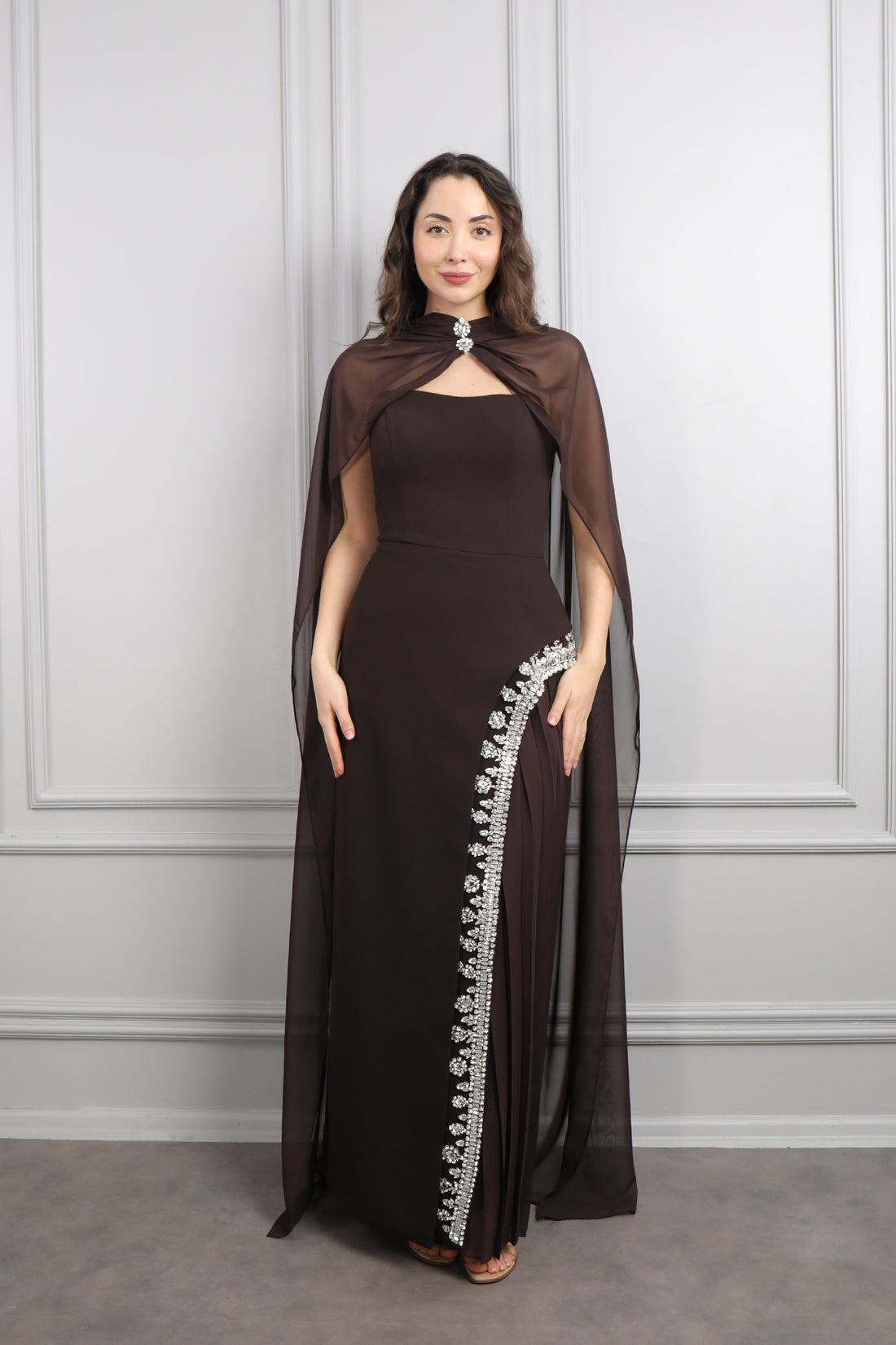 فستان سهرة سترابلس بتطريزات كريستالية و وشاح في العنق -بني