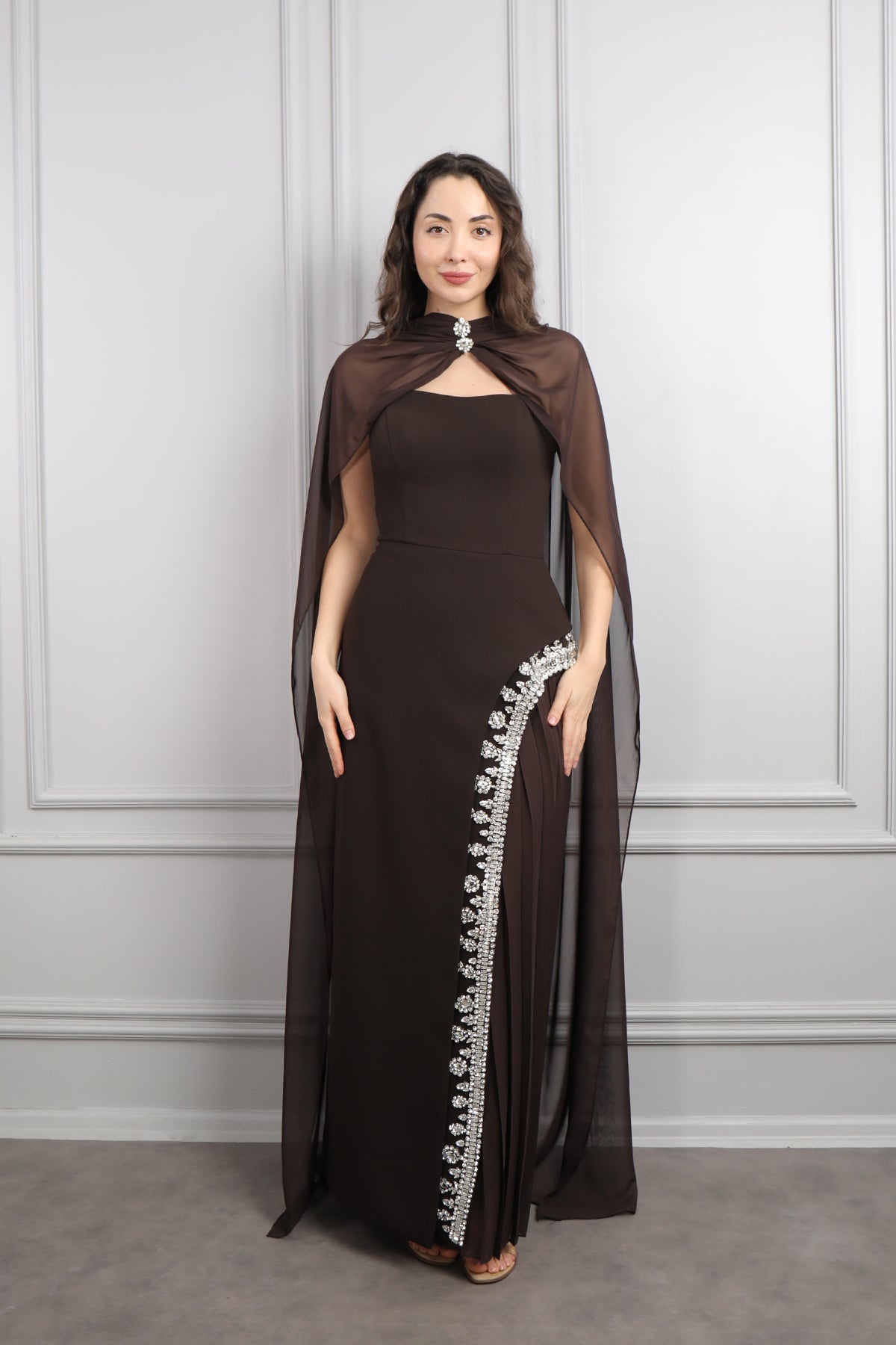 فستان سهرة سترابلس بتطريزات كريستالية و وشاح في العنق -بني