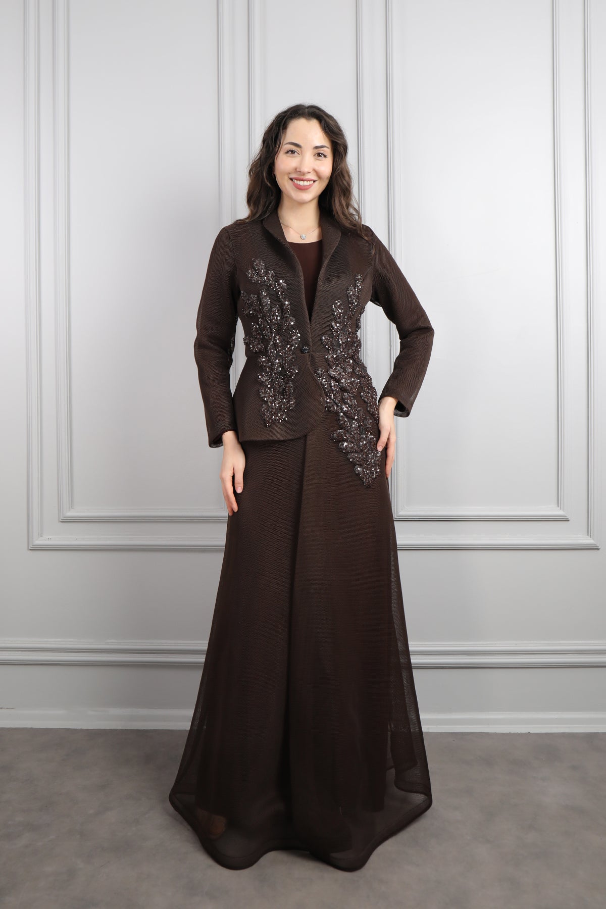 طقم فستان وجاكيت مطرز بالخرز مقاس كبير -بني