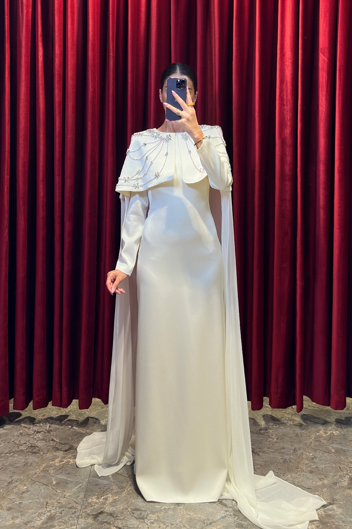 فستان سهرة ساتر بتصميم بوليرو كريستالات وكايب من الاكتاف -سكري