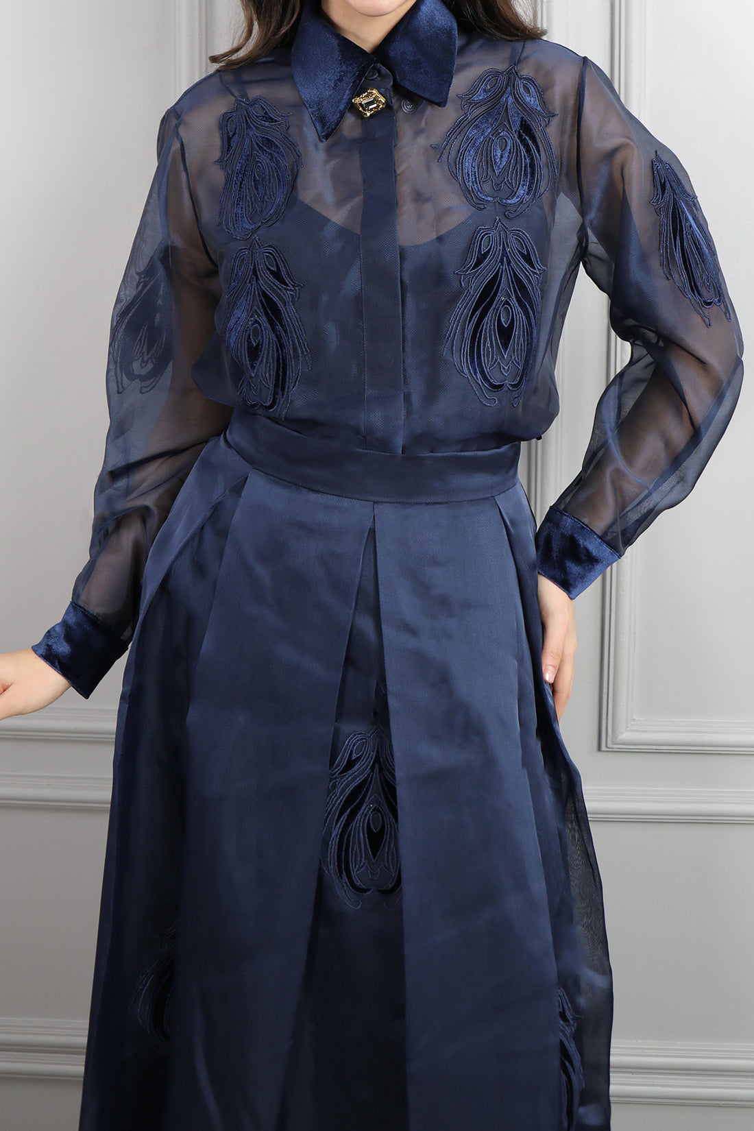 طقم لامع تنورة وقميص مزين بالزهور بتفاصيل مخملية مقاس كبير -كحلي