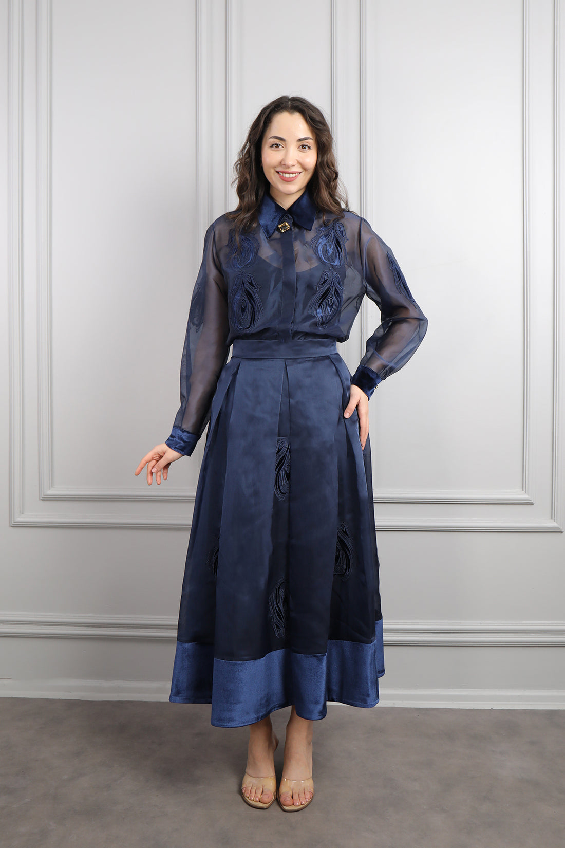 طقم لامع تنورة وقميص مزين بالزهور بتفاصيل مخملية مقاس كبير -كحلي