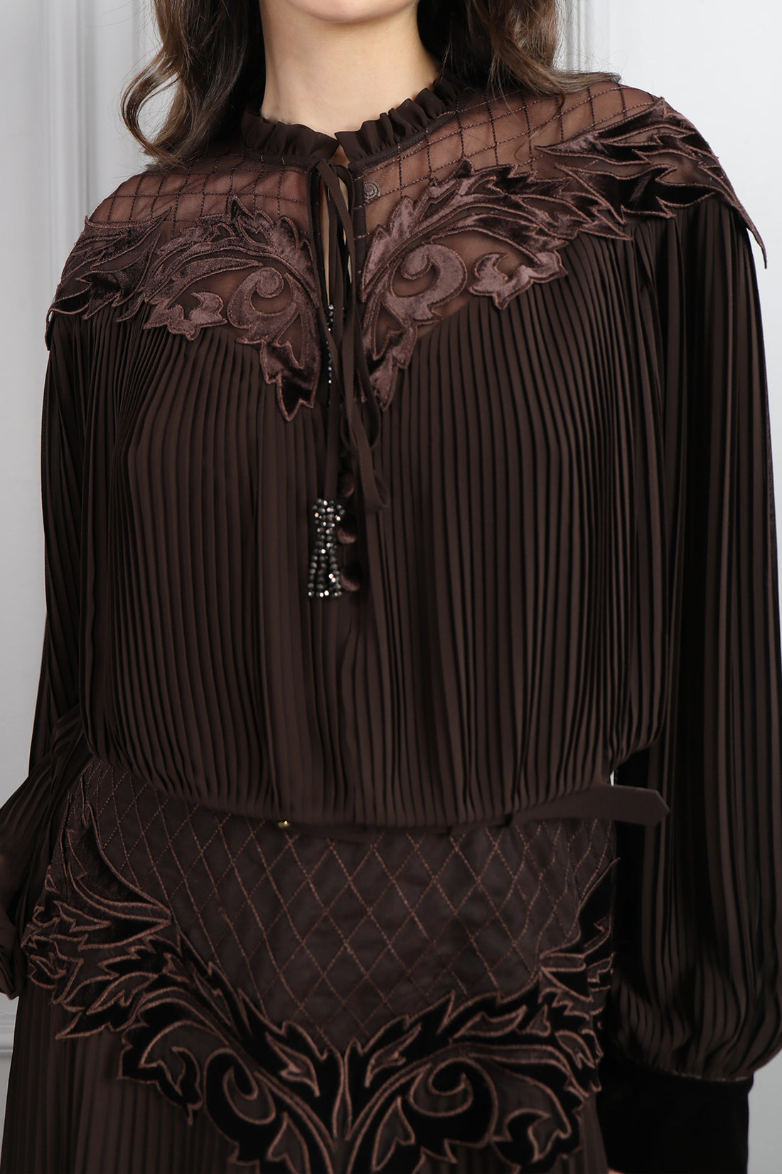 فستان بياقة مخملية بتفاصيل تكسيرات مقاس كبير -بني