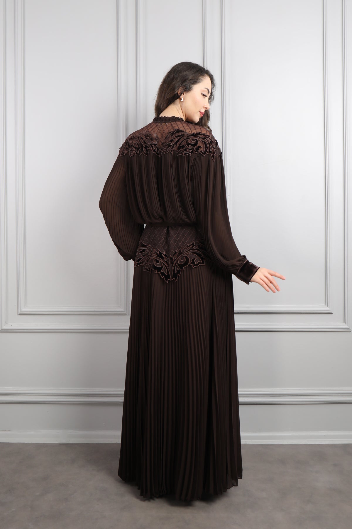 فستان بياقة مخملية بتفاصيل تكسيرات مقاس كبير -بني