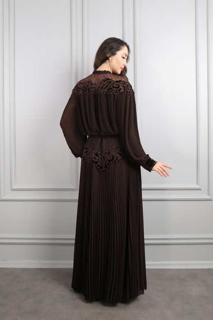 فستان بياقة مخملية بتفاصيل تكسيرات مقاس كبير -بني