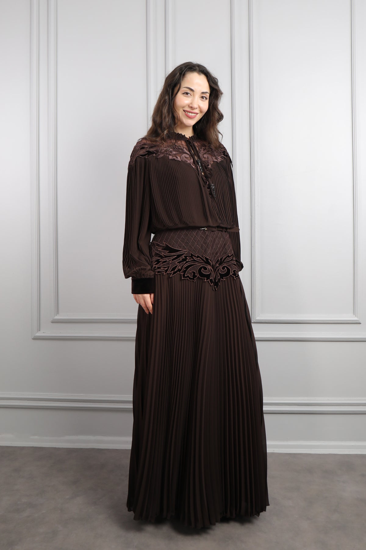 فستان بياقة مخملية بتفاصيل تكسيرات مقاس كبير -بني