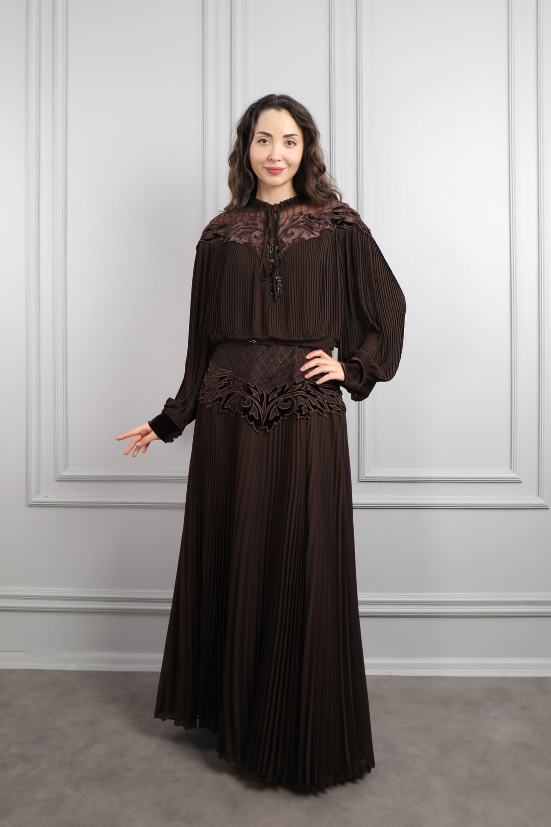 فستان بياقة مخملية بتفاصيل تكسيرات مقاس كبير -بني