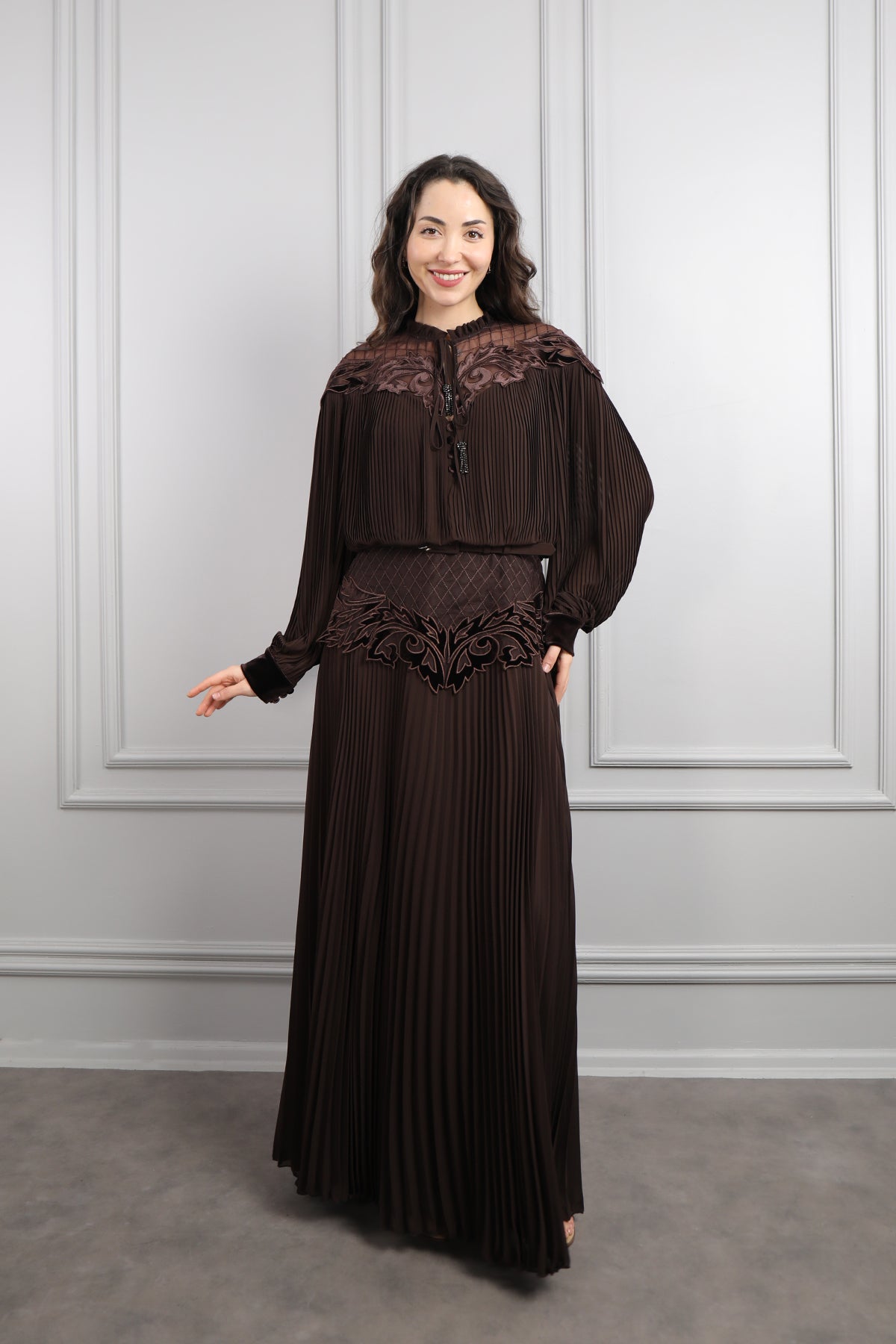 فستان بياقة مخملية بتفاصيل تكسيرات مقاس كبير -بني