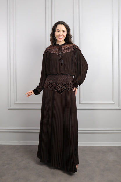 فستان بياقة مخملية بتفاصيل تكسيرات مقاس كبير -بني