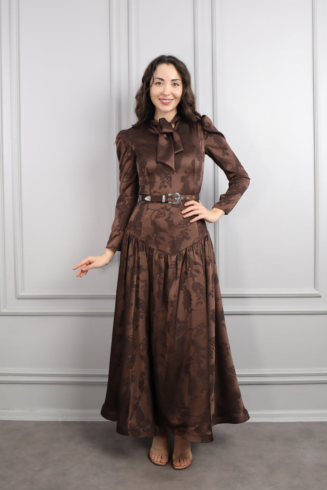 فستان بياقة تنربط مزين بتطريزات مع حزام عالخصر -بني