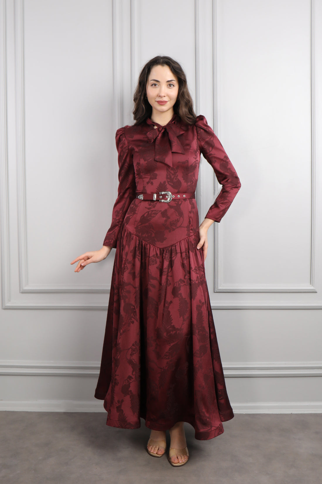 فستان بياقة تنربط مزين بتطريزات مع حزام عالخصر -لون الكرز