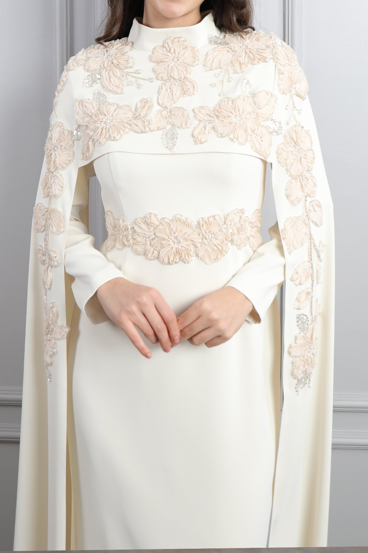 فستان سهرة للمحجبات بتصميم كايب وتطريزات زهورة -بيج