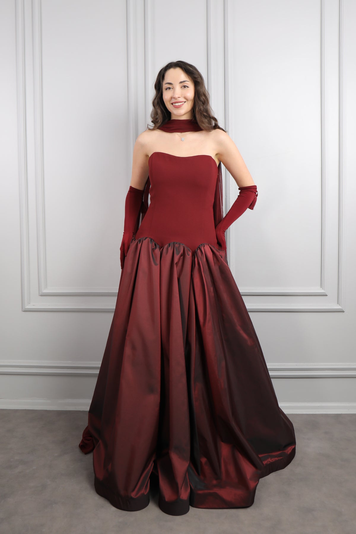 فستان سترابلس باكسسوار وشاح وقفازات -عودي