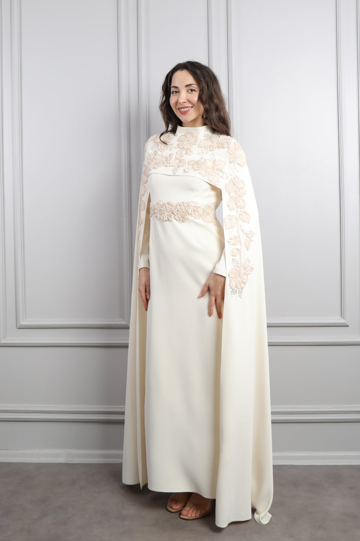 فستان سهرة للمحجبات بتصميم كايب وتطريزات زهورة -بيج