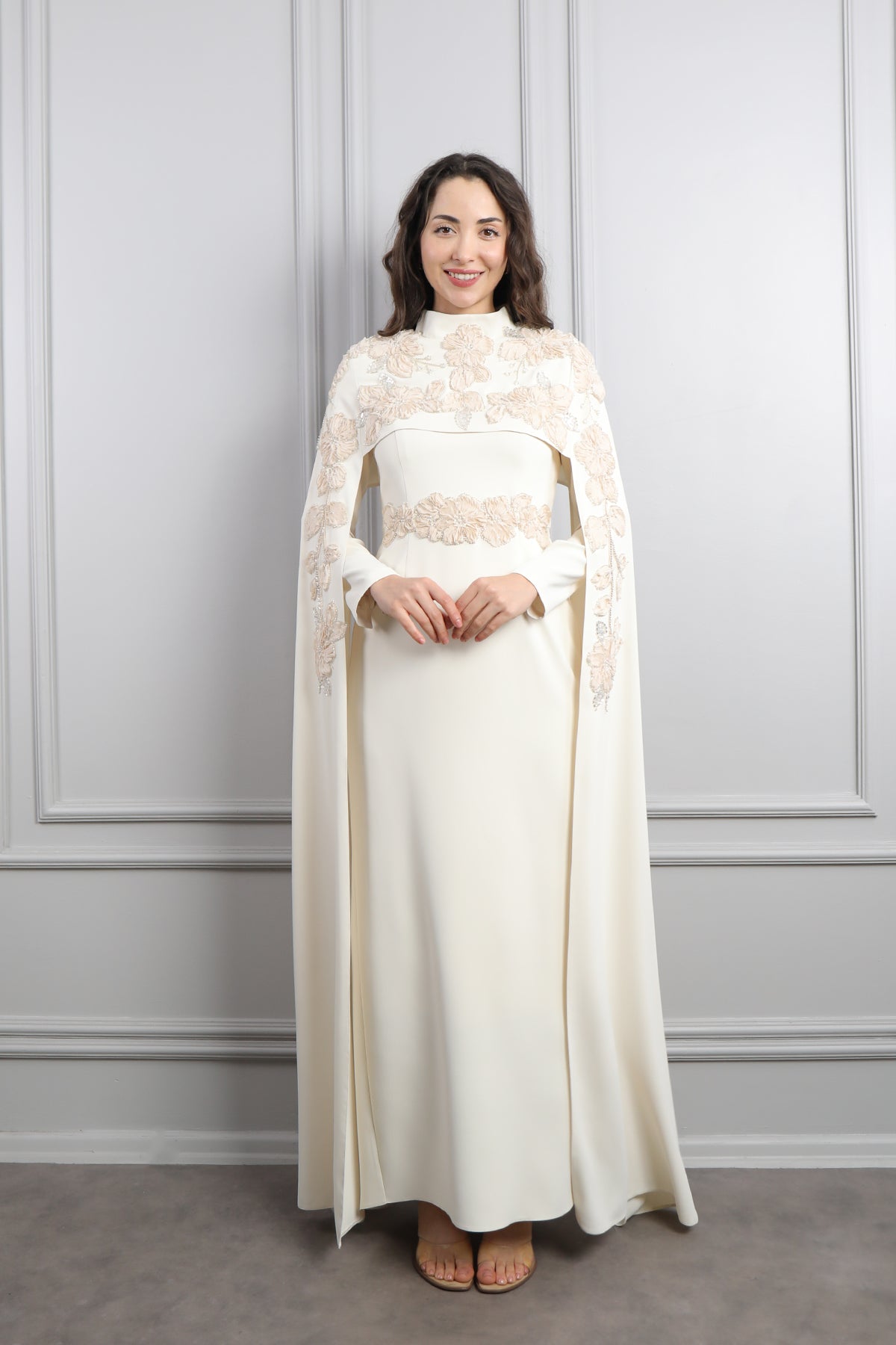 فستان سهرة للمحجبات بتصميم كايب وتطريزات زهورة -بيج