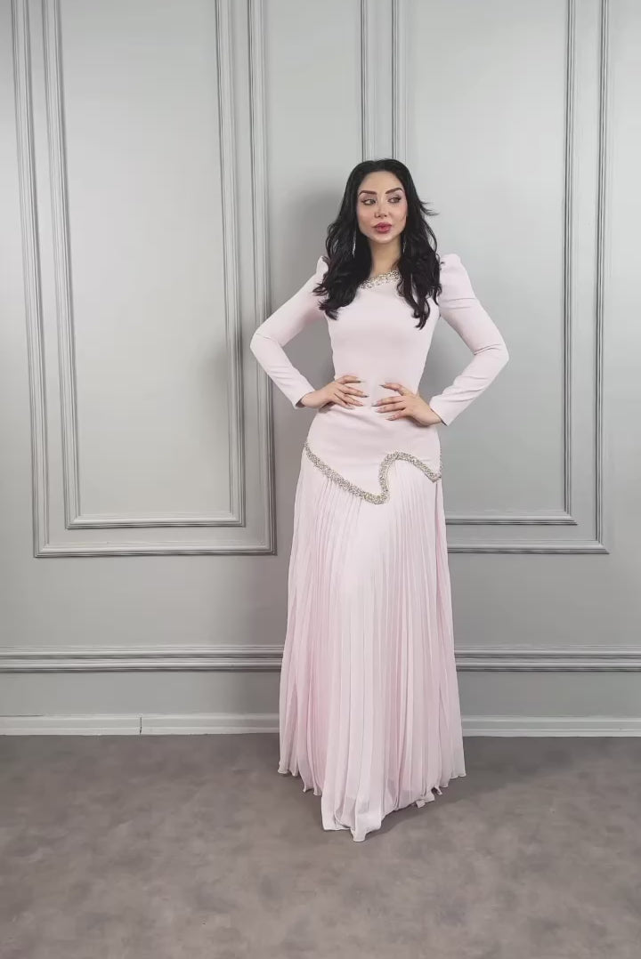 طقم تنورة بتكسيرات وبلوزة مزينة بالكريستالات في الياقة والحافة -بمبي